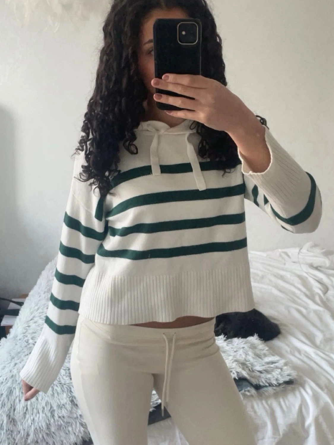 Vit stickad hoodie med gröna ränder - 1