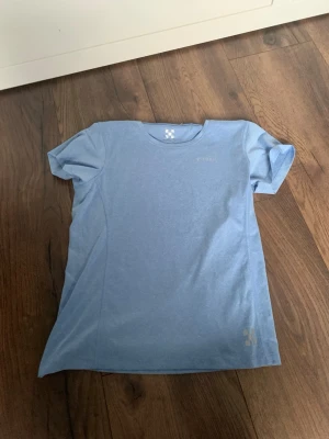Ljusblå t-shirt från X-trail🩵 - Snygg ljusblå t-shirt från X-trail, säljes då den inte används o inte passar, aldrig använd🩵 
