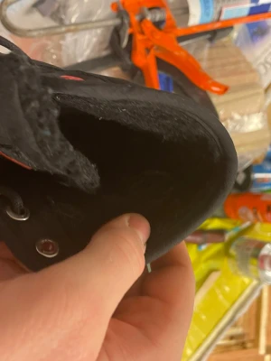 Svarta Firetrap sneakers med snörning - Säljer ett par svarta sneakers från Firetrap med snörning och vit sula. Skorna har en diskret rutig textur i tyget och detaljer i svart samt små röda accenter. Perfekta för dig som gillar en clean och stilren look. Pris går att diskutera.