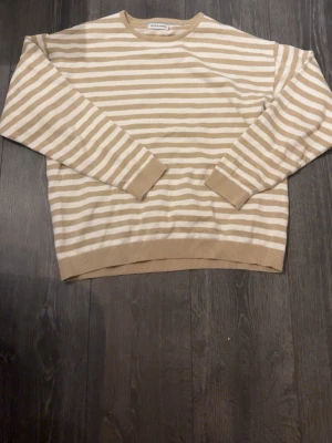 Beige och vit randig tröja Jack & Jones - Snygg beige och vit randig tröja från Jack & Jones.