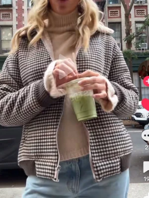 Brun och vit rutig teddyjacka - Säljer nu denna super snygga jackan då den är för liten, det är teddy på insidan. Från hm men slutsåld!