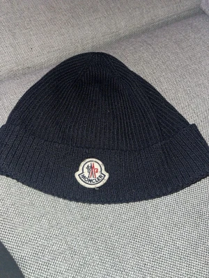 Moncler mössa marinblå herr - Felfri sparsamt använd 