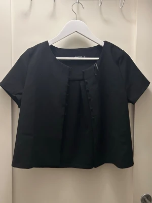 Svart kofta  - Svart kofta ifrån ginatricot storlek S, använd 2 gånger men i super bra skick hel o ren. Tjock i materialet 