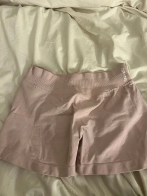 DFYNE - Säljer mina DFYNE tights då jag har andra som jag hellre använder, använt typ 2 ggr❤️ storlek M