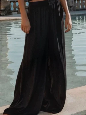 Svarta satin liknande vida byxor  - Vida byxor i satin liknande material Från Zara Helt nya med prislapp kvar