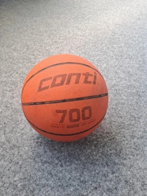 Basketboll -  Jag säljer en basketboll i storlek 5. Den är perfekt för dig som vill spela basketboll.  Tveka inte att höra av dig om du är intresserad eller har några frågor. Först till kvarn gäller!