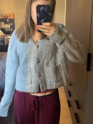 H&M kofta med guldknappar  - Gosig kofta från H&M. Lite nopprig och saknar en knapp annars fint skick💓