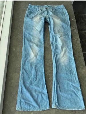 Ljusblå bootcut jeans från Cross - Säljer ett par ljusblå jeans från Cross med bootcut passform och snygg tvätt framtill. Ganska andvända där av priset🤗