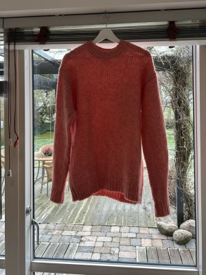 Stickad tröja Pull & Bear - Säljer en tjock rosa stickad tröja från Pull & Bear. Tröjan är använd 1 gång och är i nyskick. Hör av er vid eventuella frågor.