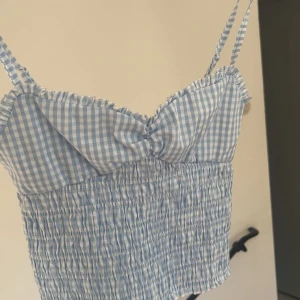 Blåvit rutig subdued topp - Supersöt sommar topp köpt på subdued i Italien. Aldrig använt men råkat tvätta tröjan,  där av ser prislappen ut så.