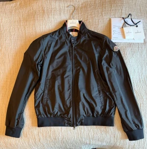 Moncler Reppe jacka - Säljer nu en riktigt snygg moncler jacka i otroligt bra skick 🌟 | Skick 9/10, köpt i somras men ej använd då den var för liten | Storlek XL men motsvarar M-L | Modell: Reppe rain and windbreaker | Köpt på NK, Tags, kvitto, galje, påse och äkthetsgaranti finns | Nypris ligger på 9315kr Skriv för fler bilder | Hör av er vid funderingar! | A&W fashion 🙌🏻