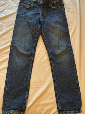 Nudie Jeans Steady Eddie II - Säljer mina feta nudie jeans pga de inte passar mig längre. Passformen skulle jag säga är åt straight-hållet. Skicket är 10/10, nästintill nyskick. Använda 5 gånger!