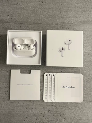 AirPods Pro 2 (2022) - Säljer ett par AirPods Pro 2 i mycket fint skick! Bra ljud, aktiv brusreducering och transparensläge. Mycket bra val för musik och träning!                                                                       Kom gärna med frågor!