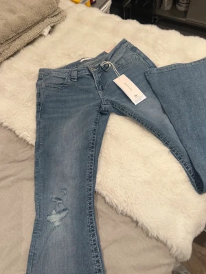 Gina jeans - Helt nya Gina jeans i storlek 14+ young S. Säljer då jag fick de i julklapp och va förstora men retur tiden gått ut. Pris 290kr
