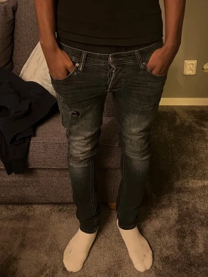 Mörkblå Jack and Jones jeans med slitningar  - Säljer ett par rix feta jeans från Jack and Jones med schyssta slitningar | Storlek: 29/32 | Vikt på jeans bäraren: 67kg | Hör av er för frågor😃