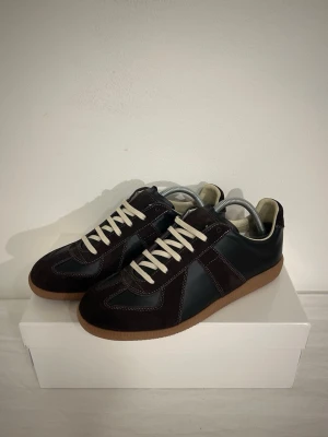 Maison margiela gats - Ett par stilrena gats i storlek 42. Dessa är använda ett fåtal gånger men ser ut som nya utan defekter. Skorna är i mocka och skin. Skriv vid minsta intresse!🙂