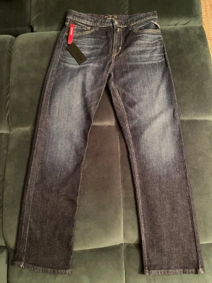 Replay Grover raka jeans mörkblå - Snygga mörkblå Replay Grover jeans med raka ben och klassiska kontrastsömmar. Jeansen har fem fickor, diskret Replay-logga på bakfickan och är tillverkade i slitstarkt denim. Perfekta för dig som gillar en tidlös och stilren look. Storlek 158 cm