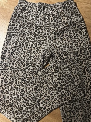 Leopardmönstrade mjukisbyxor - Säljer dessa vanliga sammet mjukisar från gina tricot. Leopardmönstrade men utan snören.