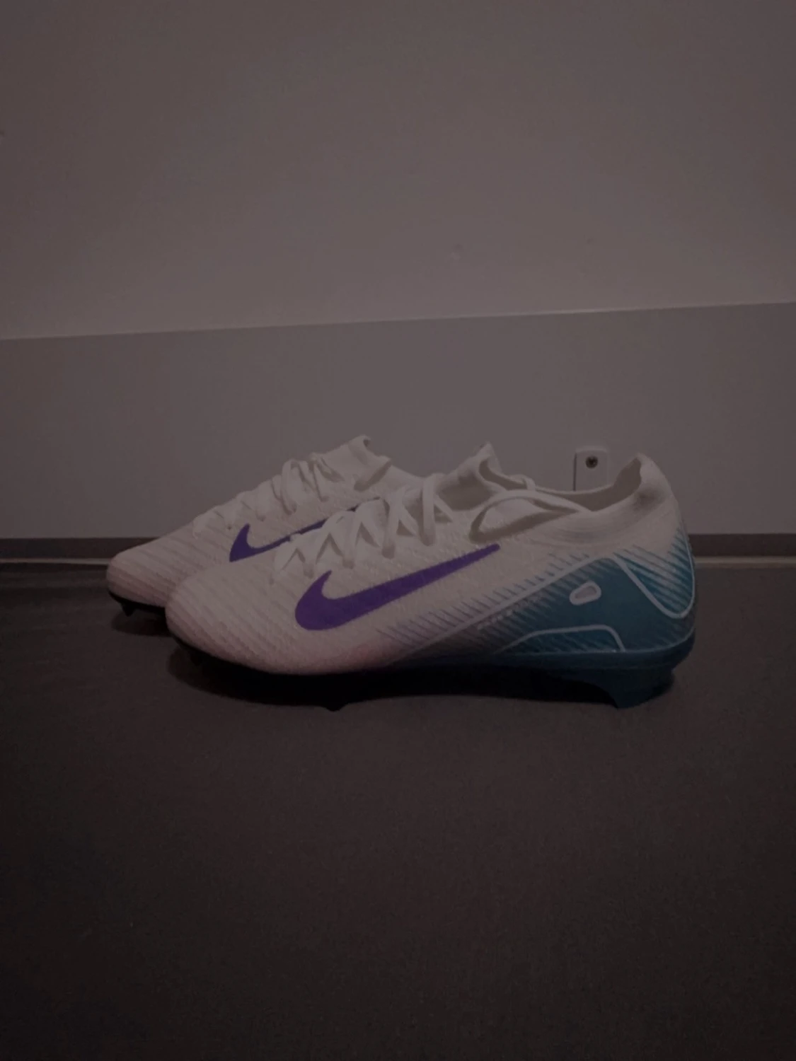 Nike vita och blå fotbollsskor - 1