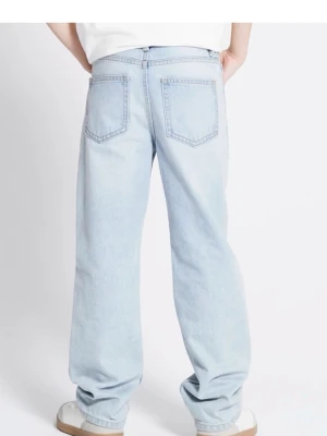 Ljusblå loose fit jeans - Säljer ett par ljusblå jeans med loose passform och raka ben. Jeansen har klassisk femficksdesign och är tillverkade i bomull. Perfekta för en avslappnad och trendig look. Säljer ett par baggy jeans då de är för stora☺️