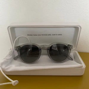 Chimi 03 Grey - Säljer dessa chimi 03 solglasögon. Dem är i ett väldigt bra skicka (nästan nya). Nypris är 1200kr. Priset kan självklart diskuteras