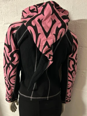 HUVJACKA storlek XS. Från Rockmetal. - Helt ny HUVJACKA från Rock metal. Storlek XS. Materialet är tunnare än collegetyg.
