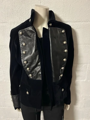 Jacka/kavsl storlek L från Aderlass - Helt ny jacka från Aderlass. Material i sammet och konstskinn. Storlek L, men tycker nog det är en M/L. Ordpris 1199kr.