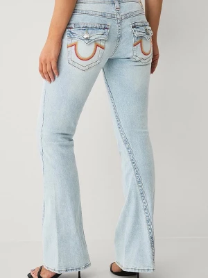 Bootcut ljusblå jeans med broderade fickor - Säljer ett par ljusblå True Religion jeans i modellen Joey ombre low rise flare med snygga orange detaljer på bakfickorna. Perfekta för dig som gillar en avslappnad men trendig look. Har använt dem endast ett fåtal gånger. Har självklart egna bilder om det behövs!