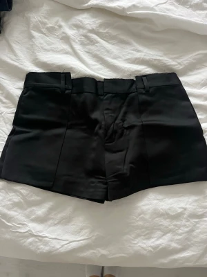 Kostymshorts - Kostymshorts fast i mer siden material😻snyggt med strumpbyxor till också! midjemått rakt över: 37cm