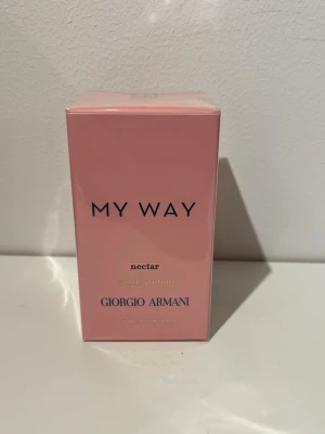 My Way Nectar EdP från Armani - Fräsch och söt parfym från Giorgio Armani, My Way Nectar EdP - 50ml. Kommer i sin original förpackning. Doften har tydliga inslag av vita blommor, citrus, sötma, tuberos, fruktiga och akvatiska toner samt gröna och pudriga nyanser. ORGINALPRIS-1450kr