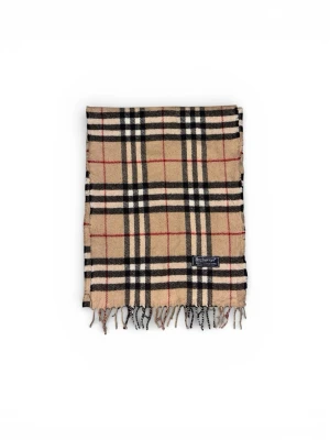 Burberry halsduk - Klassisk beige väst från Burberry med ikoniskt rutigt mönster i svart, vitt och rött. Västen har fransar nedtill och är tillverkad i mjuk ull som ger en lyxig känsla. Perfekt för dig som vill ha en tidlös och trendig look. Och självklart är den äkta. Bara att höra av sig vid fler frågor eller bilder 