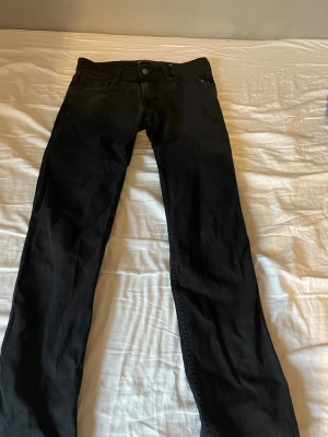 Replay anbass jeans - Säljer ett par snygga svarta replay anbass jeans som jag använt ett fåtal gånger. Storleken är 30/32 och passar nästan mig som är 188. Dom är riktigt bra skick och har inga defekter. Jag skickar inom 1 dag om inte dagen ni beställer. Kolla in min profil för fler replay jeans
