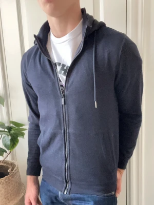 Massimo Dutti cardigan  - Massimo Dutti cardigan, inga defekter. Hur skön zip som helst med många fina detaljer! Modellen som bär cardiganen är 180 cm 75 kg. Kom med frågor! 