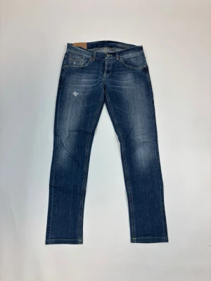 Dondup - Klassiska blå sopade Levi's 514 jeans med straight fit och fem fickor. Jeansen har en lätt slitning framtill och är tillverkade i tålig bomullsdenim. Perfekta för en avslappnad och stilren look.