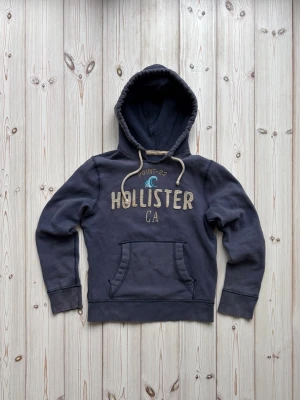 Hollister hoodie - Säljer nu denna riktigt snygga vintage Hollister hoodien. Finns ett väldigt litet hål på baksidan av hoodien som knappast är synlig. Storlek: S. Pris: 649kr. Skriv vid frågor eller för mer bilder! 🤩