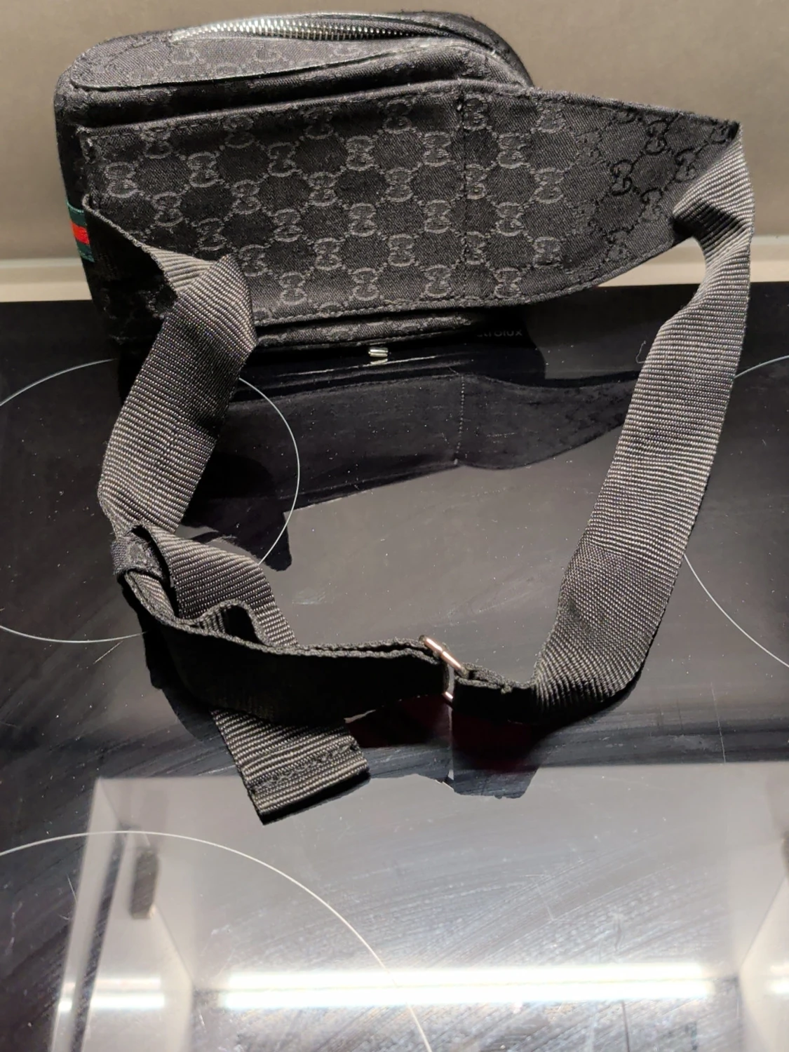 Svart axelväska med mönster - 1