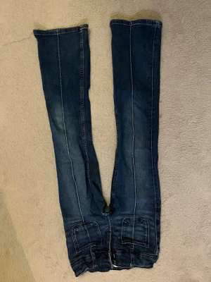 Blåa bootcut jeans - TRYCK INTE KÖP NU, hör av dig först!! Säljer ett par justerbara blåa jeans med bootcut passform ifrån Gina tricot young i storlek 146❤️ inga särskilda fickor, du får betala frakten! nypris: 359kr 