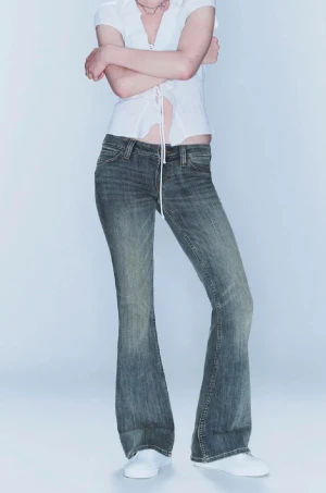 low waist jeans - low waist jeans från weekday i modellen cheap monday i färgen puddy blue i storleken 27/32🩵