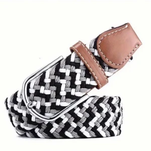Flätat svartvitt bälte med läderdetalj - Snyggt flätat bälte i svart, vitt och grått med silverfärgat spänne och bruna läderdetaljer vid ändarna. Perfekt accessoar för att lyfta din outfit med en modern touch och cool kontrast.