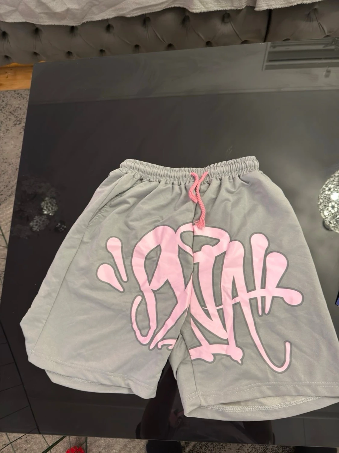 Grått set med rosa graffiti-tryck - 5