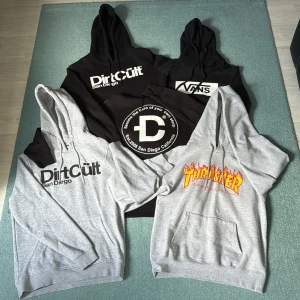 Dirtcült, Vans, Trasher hoodies - Dirtcült, Vans och Trasher hoodies i grått/svart!!🔥 säljs ihop eller separerat🎉 Alla i strl S📏 skriv för mer info, närmre bilder eller prisförslag!!✅ 179kr styck🙌 (trasher/grå/svartx2 dirtcült sålt!)