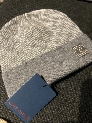 Grå mössa - Mycket bra mössa helt ny