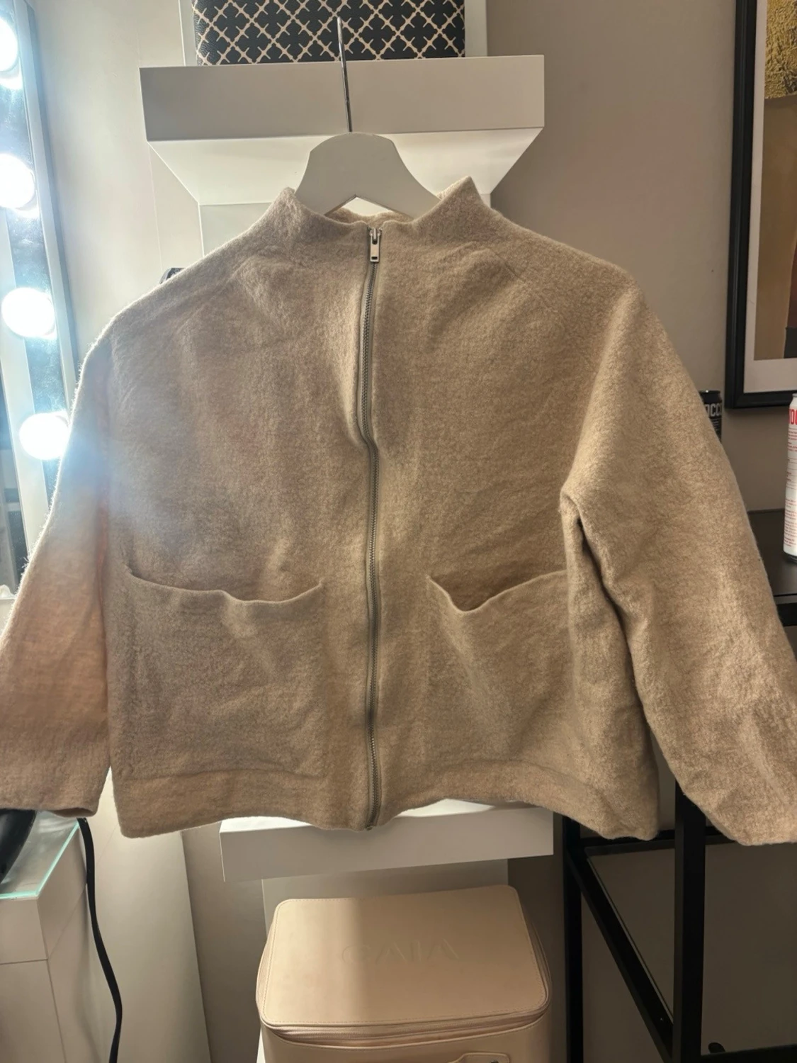 Beige ziptröja från COS