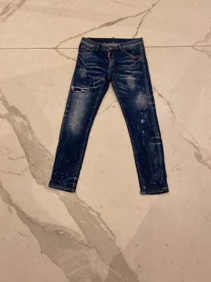 Dsquared2 jeans - Skitsnygga DSQUARED2 jeans | dom är i mycket bra skick 9/10 | modellen är slim fit | storlek: 48 som mostsvarar W30, L32 | nypris: 3000kr | hör av er vid frågor 👋pris kan diskuteras vid en snabb affär!