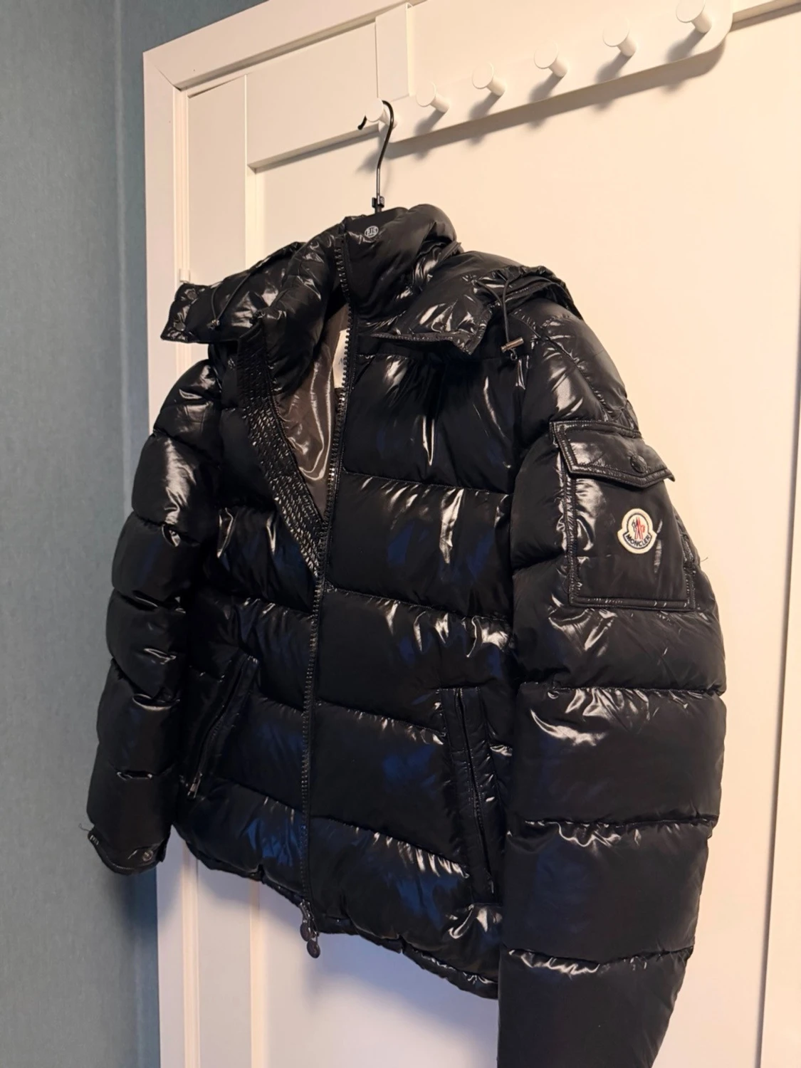 Svart Moncler dunjacka med huva Maya