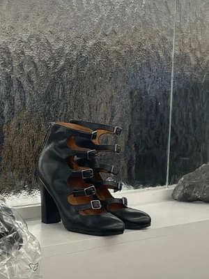 Marc Jacobs klackar med spännen  - Marc Jacobs klackar med läder spännen. Jättebra skick, säljer pga en storlek för stor för mig! Frakt ingår inte 🌸