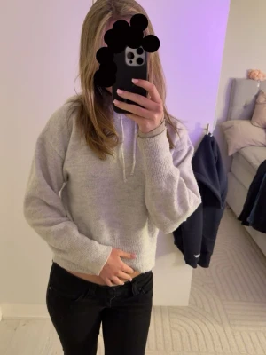 Ljusgrå hoodie. - Jag säljer min ljusgråa hoodie ifrån Gina tricot med snören, använt 1 gång. Tröjan är i storlek 146/152!