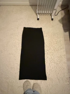 Svart långkjol från Even&Odd - Säljer en svart långkjol från Even&Odd. Kjolen har en slits på sidan. Storlek M. Ordpris: 499kr säljer för 200kr