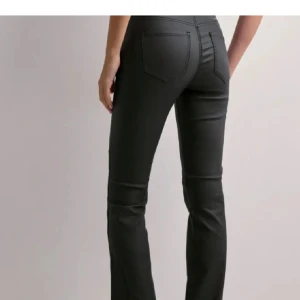 Svarta skinnbyxor - Jättte snygga och sköna skinnbyxor. Byxorna är i storlek xs men passar även S.