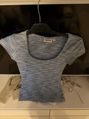 Blåmelerad topp från Kappahl - Säljer en blåmelerad topp från Kappahl i storlek XS. Toppen har korta ärmar, rundad fyrkantig ringning och är figurnära i modellen. Materialet är mjukt och stretchigt, perfekt för en avslappnad och snygg look. Ordpris:399kr säljer för 120kr